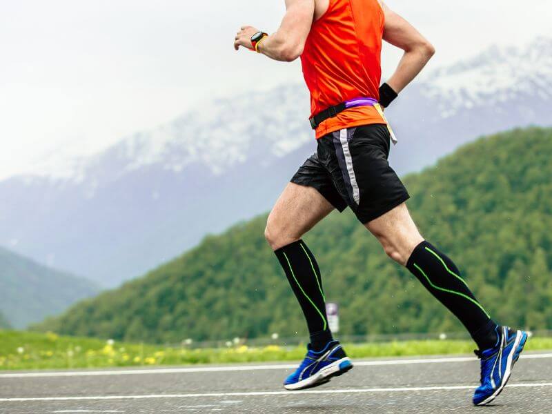 Atleta realizando exercício com meias de compressão